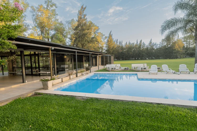 La pileta de la estancia de Alamos de Cañuelas