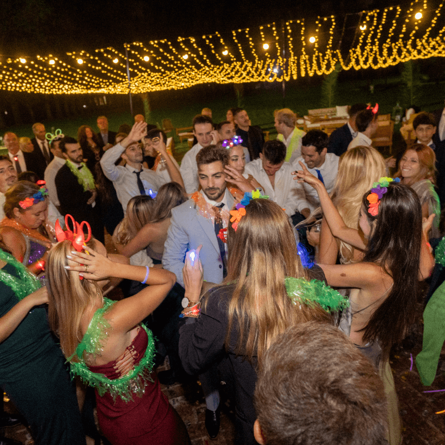Gente bailando en un evento al aire libre en Alamos de Cañuelas